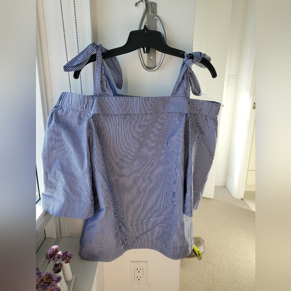 Blue top with ties - Picture 1 of 2